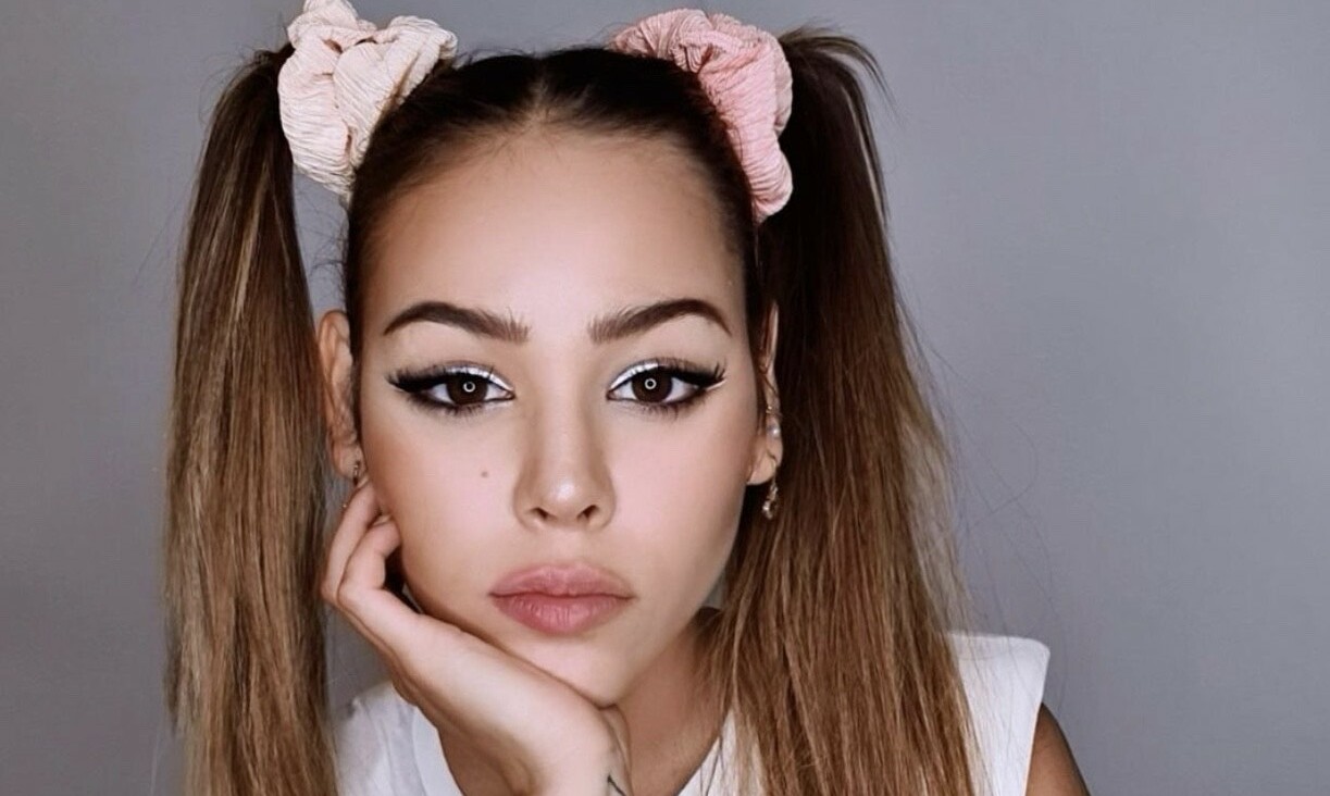 La actriz retomó el estilo noventero con este beauty look.