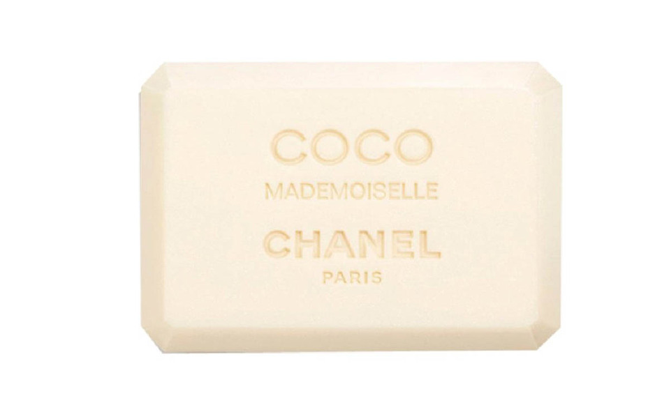 El primer paso en el ritual del baño con las notas frescas e icónicas  de la fragancia  Coco Mademoiselle.chanel www.myer.com.au 749 MXN