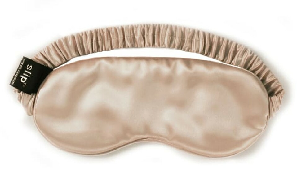 Elaborado con seda pura, este antifaz será tu mejor aliado para potenciar los efectos de tus productos de cuidado nocturno. Sleep Mask SLIP www.nordst