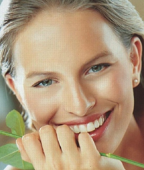 La modelo Karolina Kurkova cuida su piel bebiendo mucha agua y limpiando bien su rostro antes de acostarse (Foto: Fernando Torrent/Instagram)