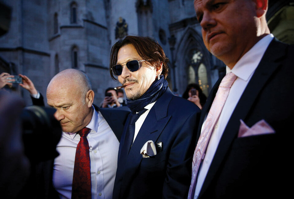 En medio de la pandemia. Desde el amanecer los fans se formaron afuera de la Corte Real de Justicia, en Inglaterra, para ver al actor.