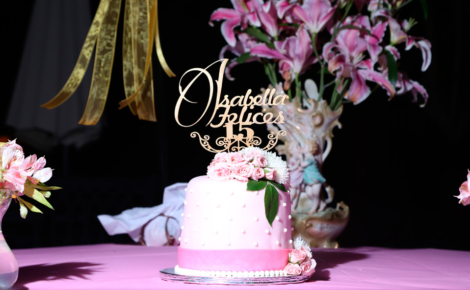 Con un lindo pastel de fondant se cantaron Las Mañanitas