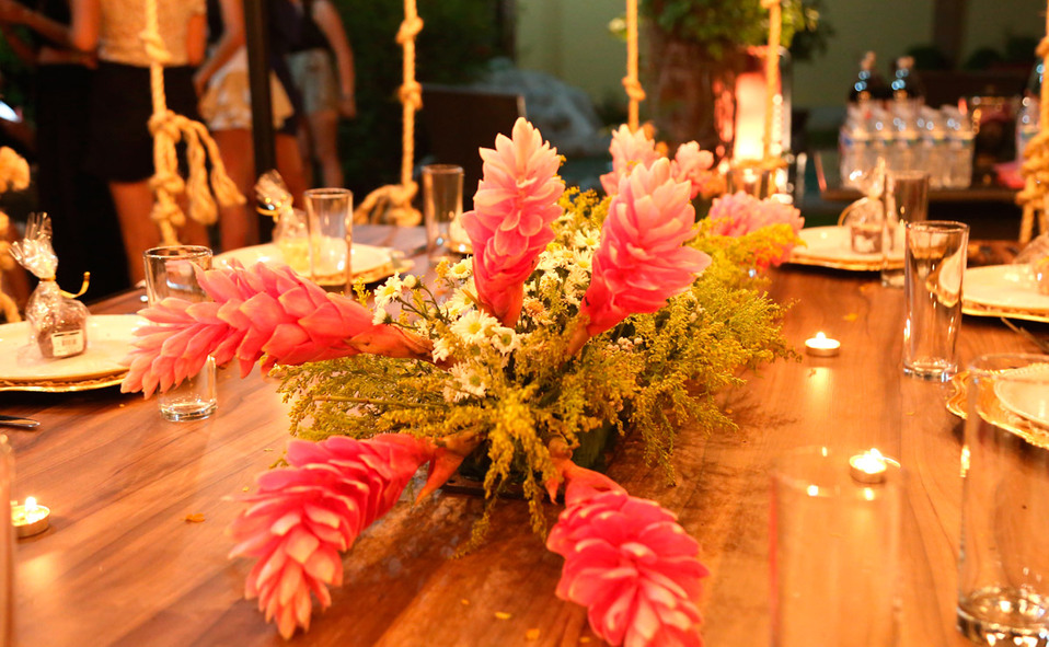 La mesa lució hermosas flores y detalles personalizados