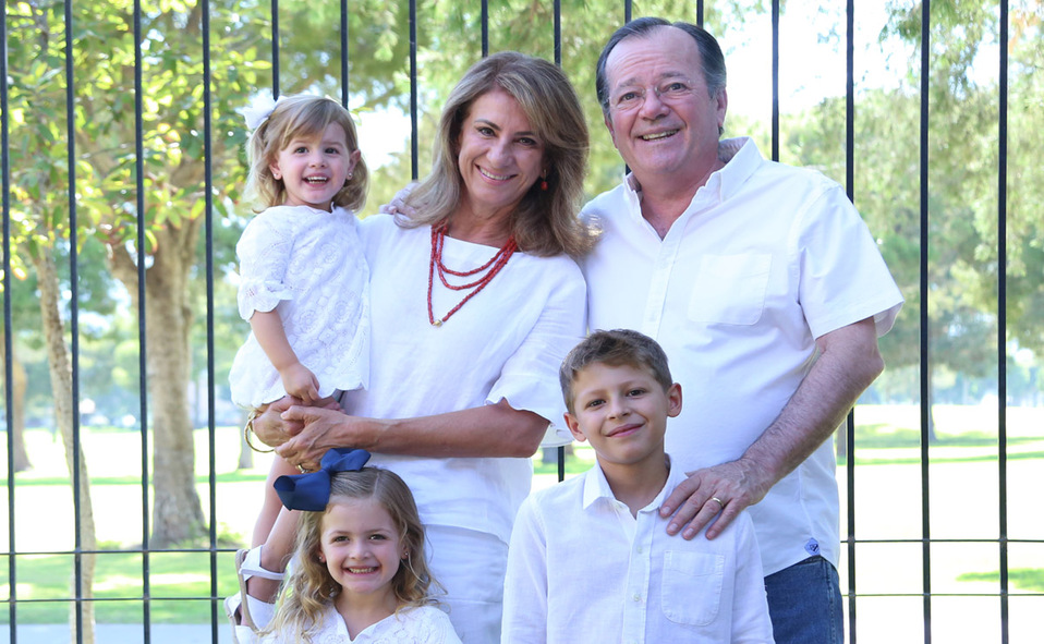 Nena y José Luis, junto a sus nietos Carlota, Mikel y Valentina disfrutan del Día de los Abuelos (Fotos: Jaime Jiménez)