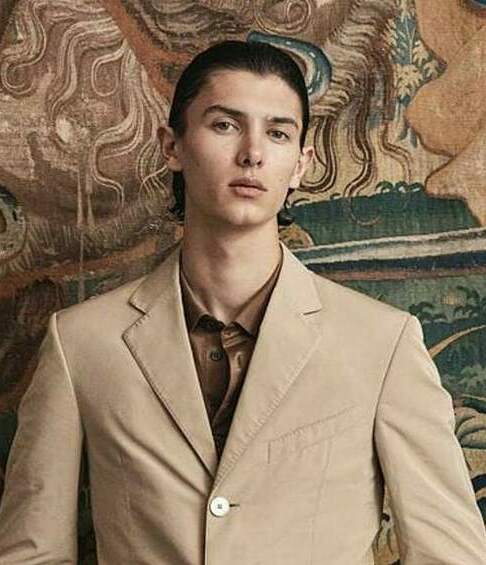 Nicolás de Dinamarca, el príncipe que modela en las pasarelas de Dior.
