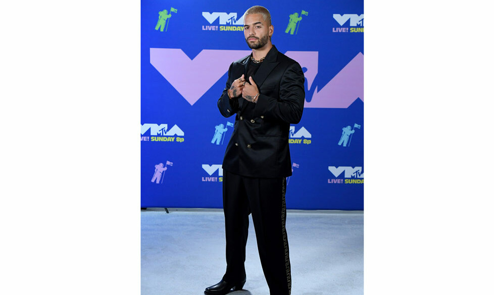 Maluma lució un traje de Versace.