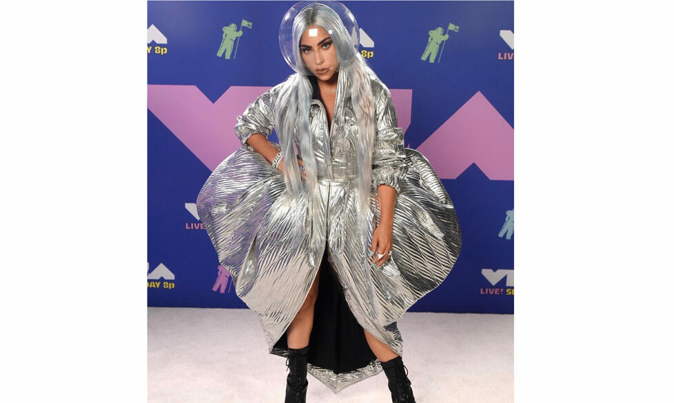 Lady GaGa usó un vestido de la marca Area.
