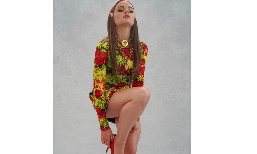 La actriz Joey King desfiló con un vestido Versace.