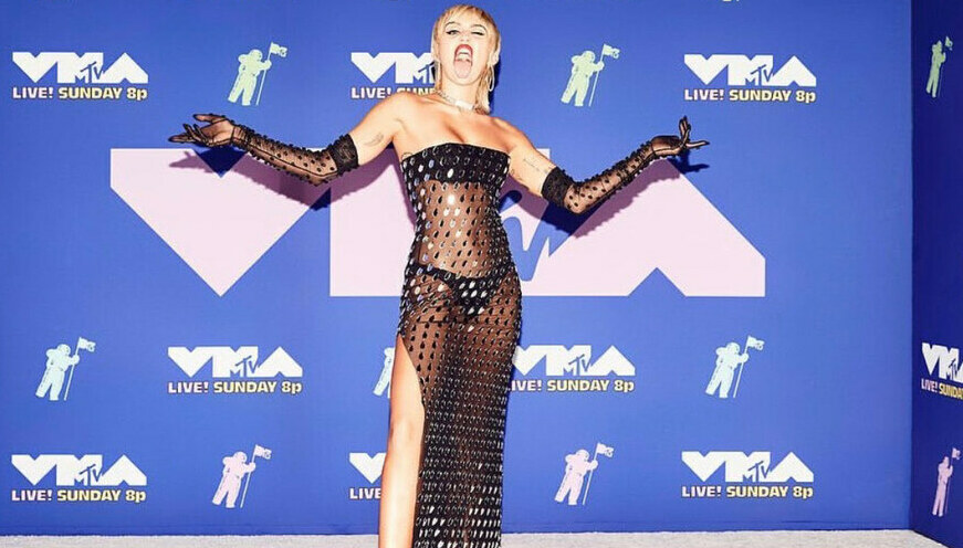 Miley Cyrus deslumbró con un naked dress de Mugler.