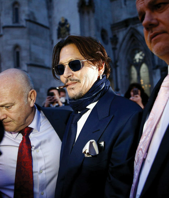 En medio de la pandemia. Desde el amanecer los fans se formaron afuera de la Corte Real de Justicia, en Inglaterra, para ver al actor.