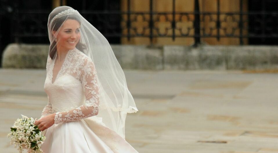 Para su boda con el Príncipe William, Kate Middleton usó un diseño de Sarah Burton.