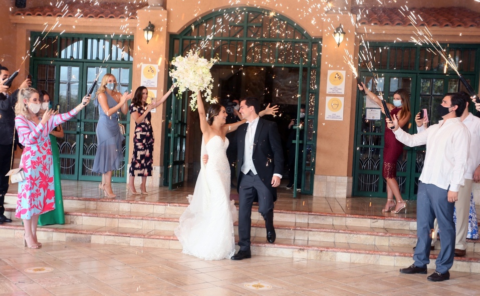 Los novios al salir de la iglesia / Foto: Omar Valdez
