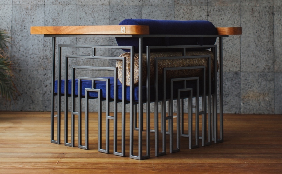El sillón tiene volúmenes equilibrados de metal con un diseño líneal.