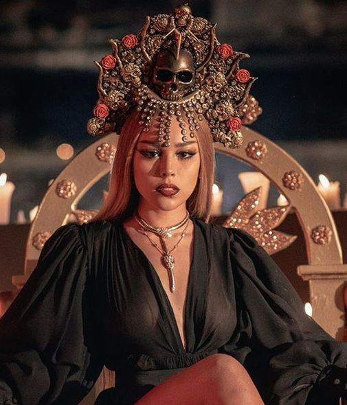 Danna Paola luce espectacular con joyas Bvlgari en el video del tema Santería (Fotos: Cortesía)