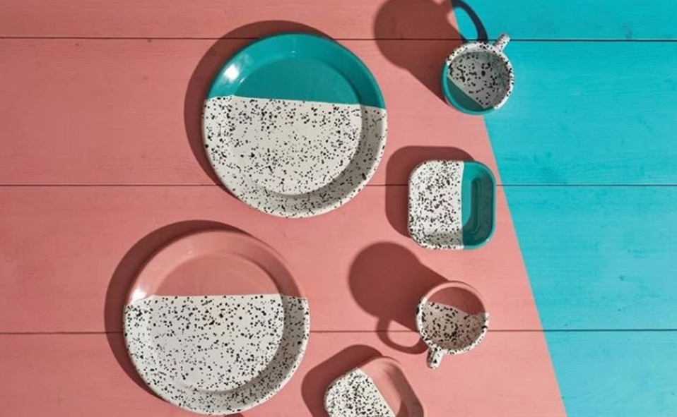 Los tradicionales platos de Kapka Enamelware presentaron un twist de estilo pop. (Imagen cortesía Kapka Enamelware).