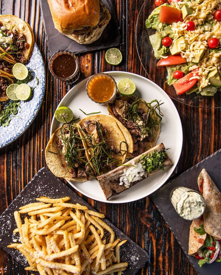 Gallo 71, sus increíbles cortes de carne, sus famosos tacos de trompo y hasta su Sangría 71, son tan solo algunas de las delicias que ofrecen.