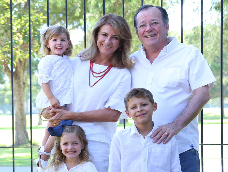 Nena y José Luis, junto a sus nietos Carlota, Mikel y Valentina disfrutan del Día de los Abuelos (Fotos: Jaime Jiménez)