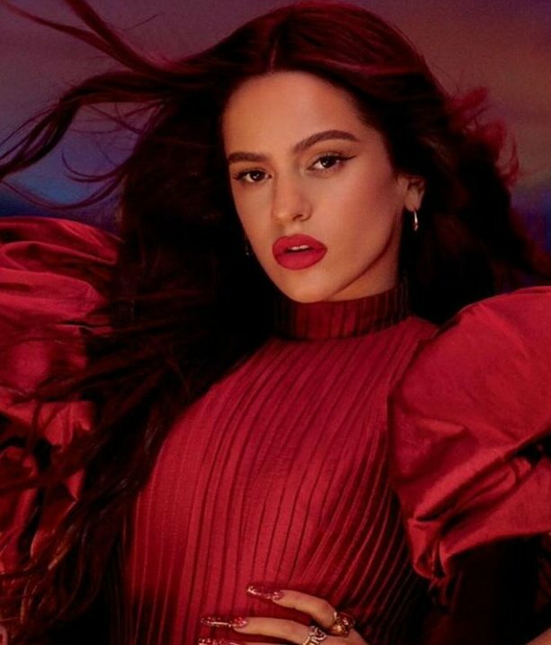 Rosalía es la nueva embajadora de Viva Glam, la línea altruista de MAC Cosmetics.