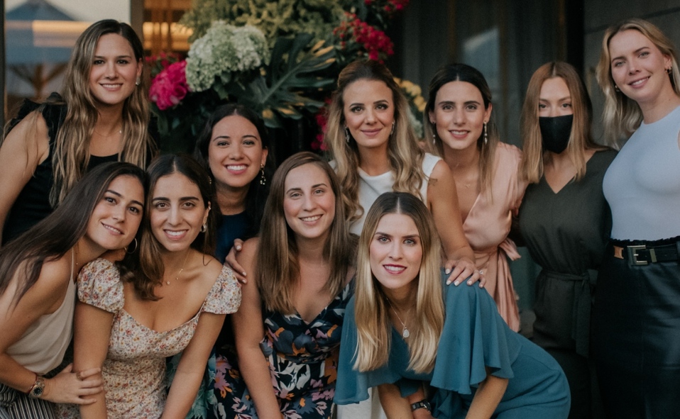 Stephanie Marcos junto a un grupo de amigas / Foto: Ale Castellanos para Efege