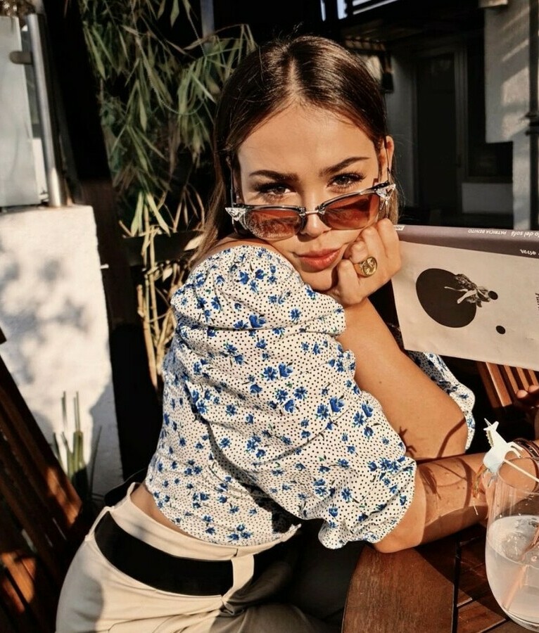 Las gafas de sol siempre son un accesorio en los looks de Danna y ha desmostrado que los lentes cat eye son sus favoritos.