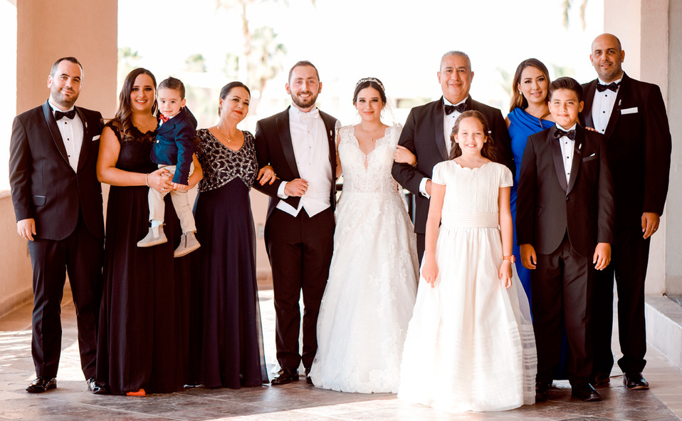 Familia de la novia. Jacobo, Alondra, Pilar, Ángel, Valeria, Roberto, Priscila y Elías