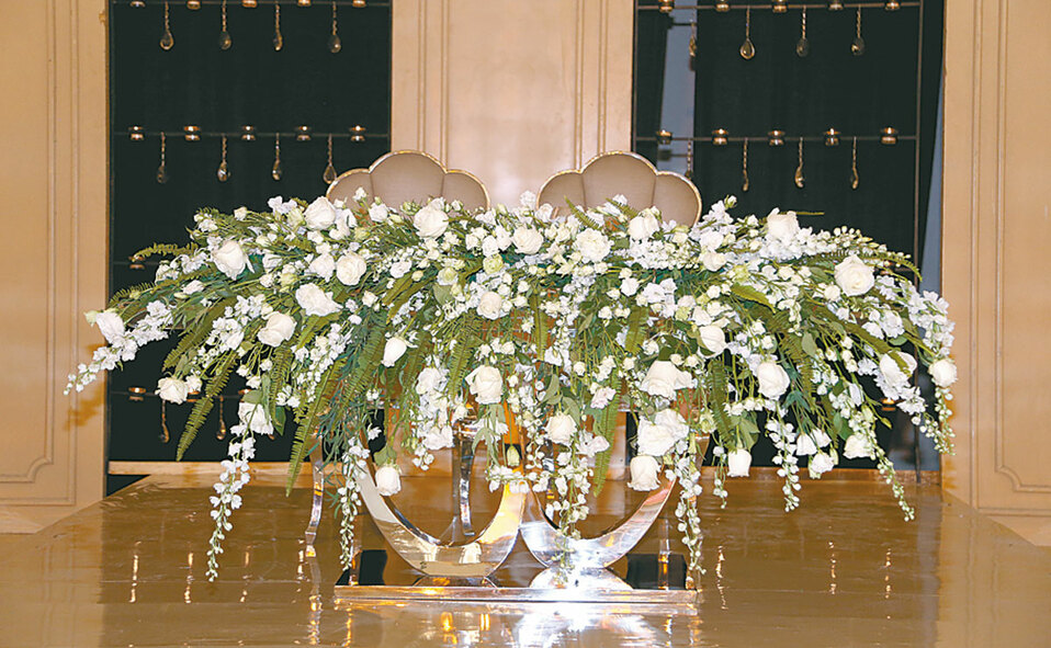 La decoración llevó hermosas rosas blancas