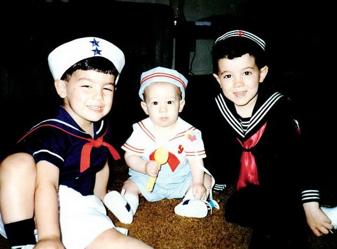 Los tres hermanos se criaron en una familia musical y con un fuerte sentido de los valores cristianos