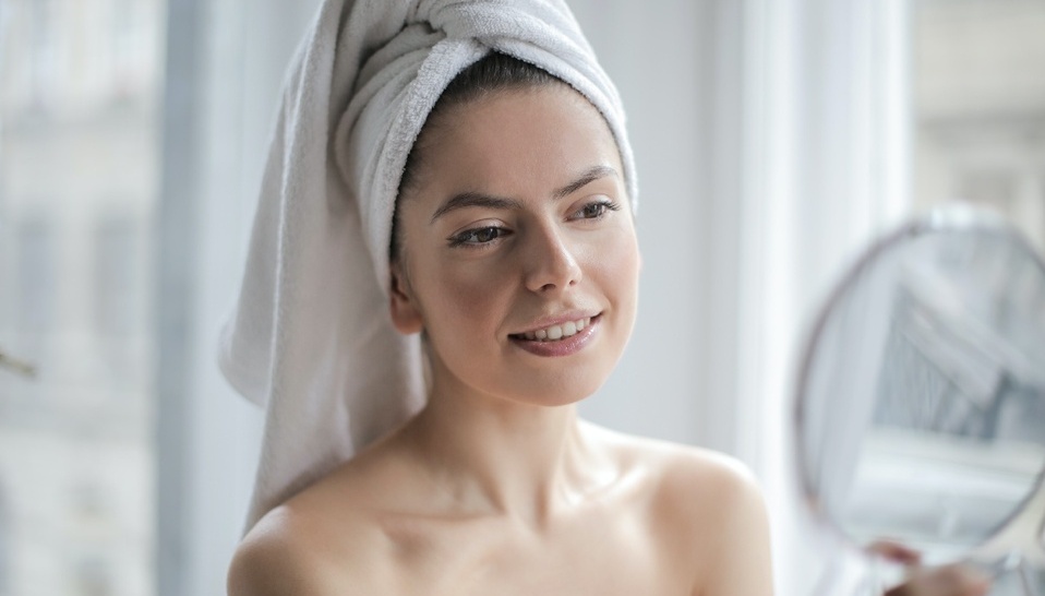 Después de lavar el rostro, lo ideal es continuar con un tónico que dé balance a nuestro pH (Foto: Pexels)
