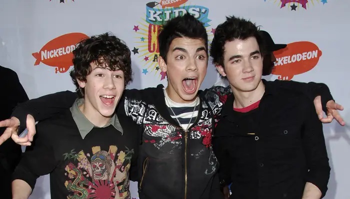 Su primer álbum, "Its About time" salió en el 2006