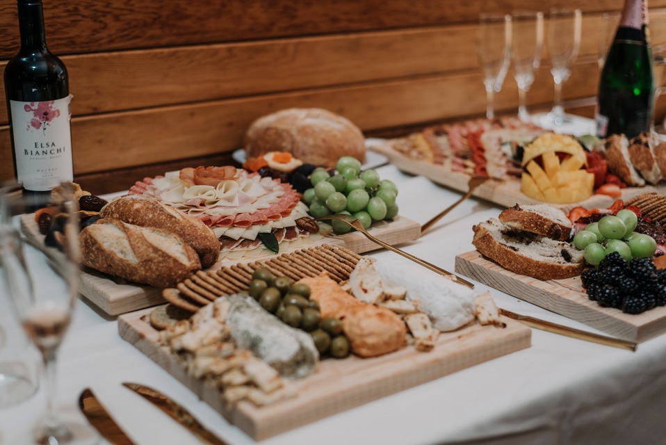 Como aperitivo se sirvieron tablas de quesos y carnes frías. Foto:@espinozaphotography