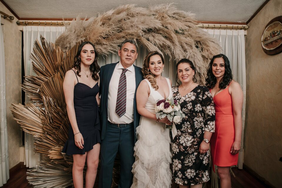 Ariadna Butrón, Wenceslao Butrón, Zuleth Butrón, Carmen Valencia y Vanessa Butrón. Foto:@espinozaphotography