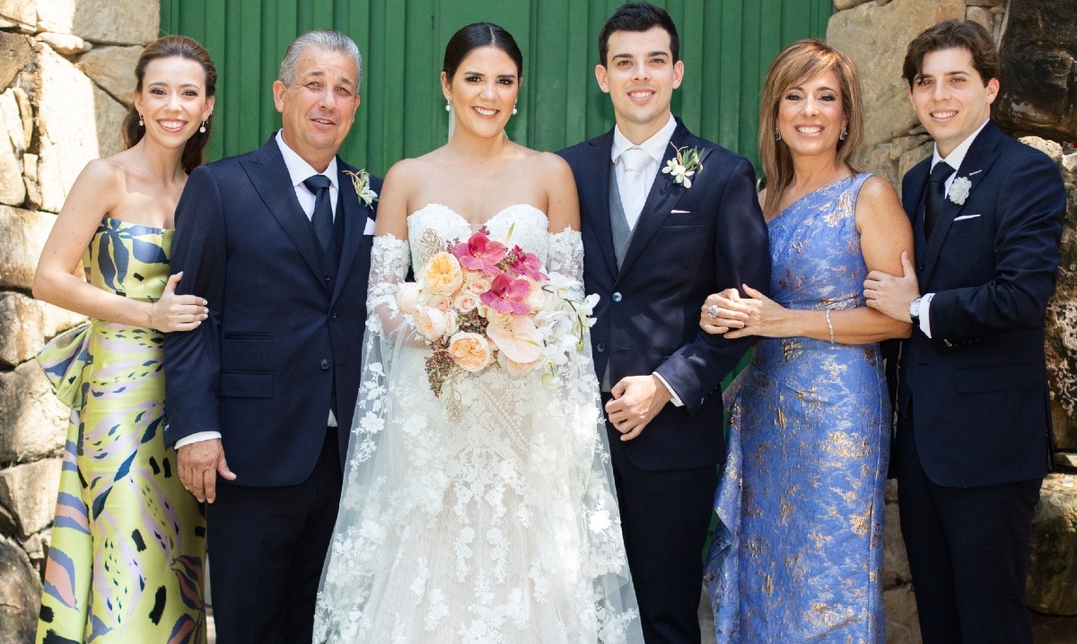 La pareja junto a la familia del novio / Foto: Daniela Villarreal