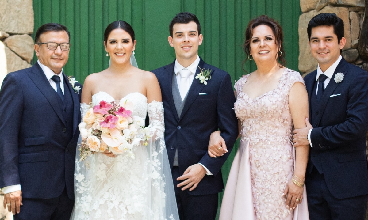 Los novios con la familia de la novia  / Foto: Daniela Villarreal