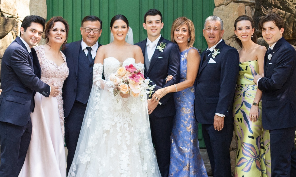 Los novios junto a sus familias / Foto: Daniela Villarreal