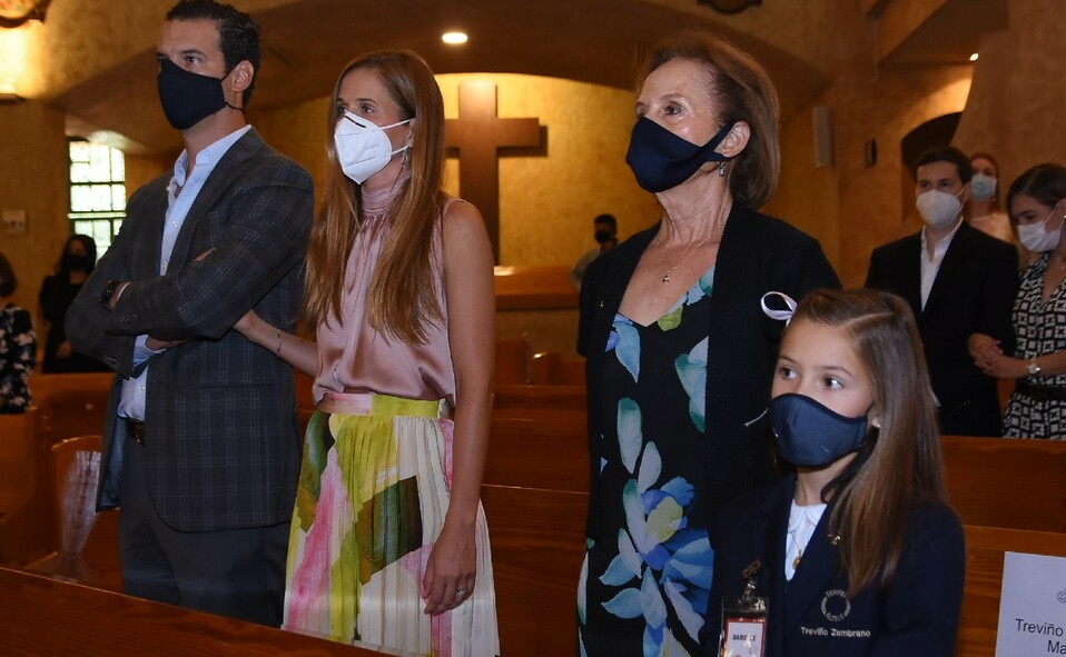 Marielle Treviño Zambrano junto a su familia. FOTO: OMAR VALDEZ