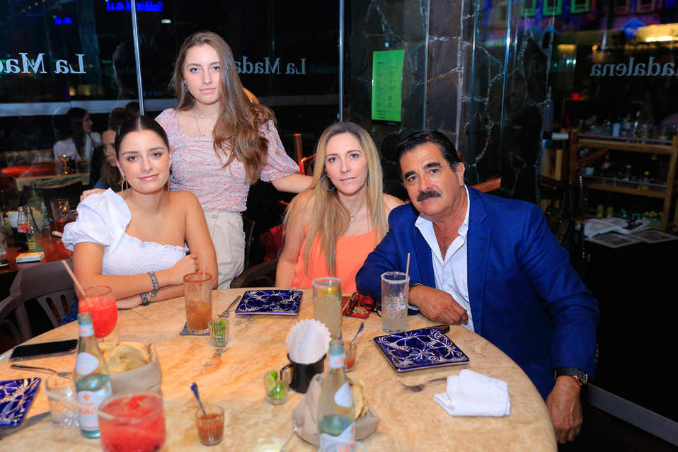 Renata Mendiolea, Fabiola Mendiolea, Isabel Peña y Fernando García
