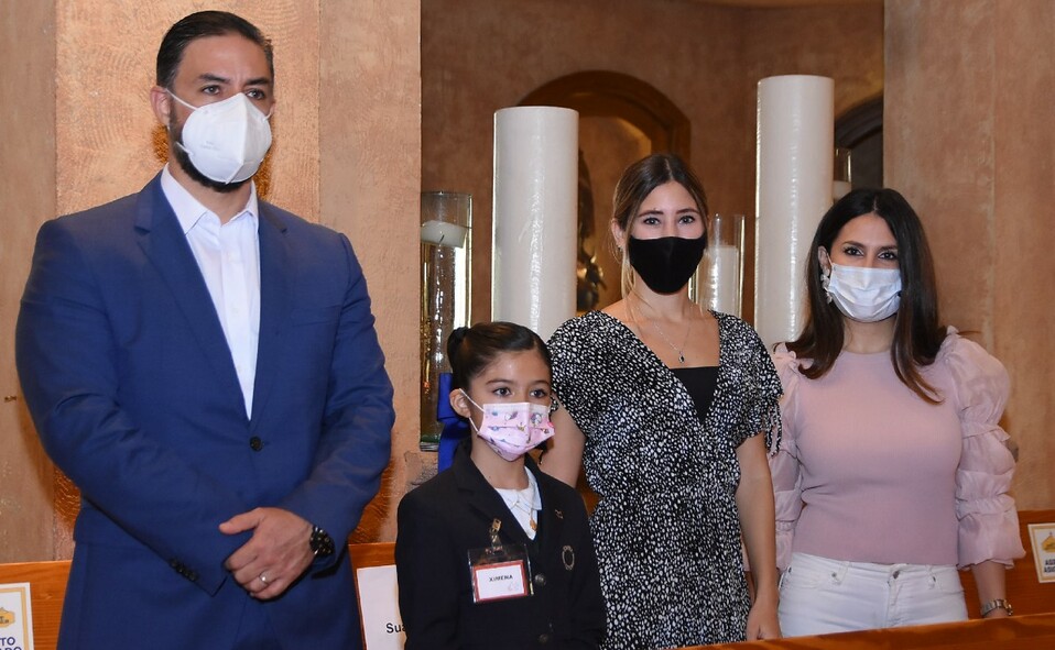 Ximena Suárez acompañada de su familia. FOTO: CORTESÍA
