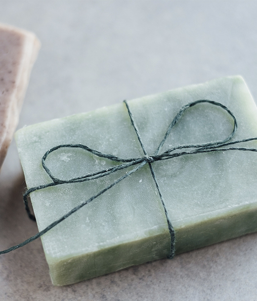 Crea tu propio jabón en casa ya sea de café o de aloe vera. Fotografía de Freestocks / Unsplash