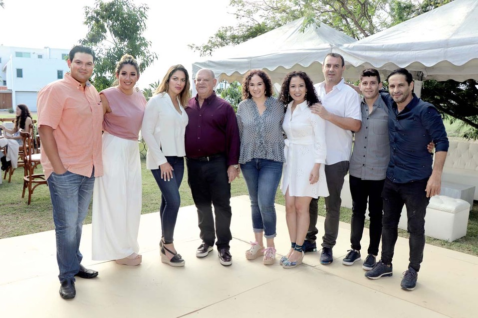 Amigos y familiares acompañaron a Lety en su cumpleaños / Dennis Hernández