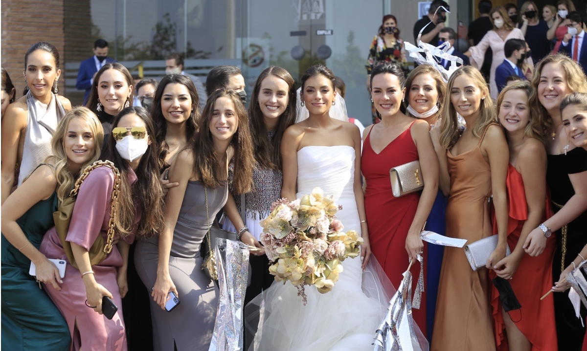 La novia junto a un grupo de amigas / Foto: Daniel Saldívar