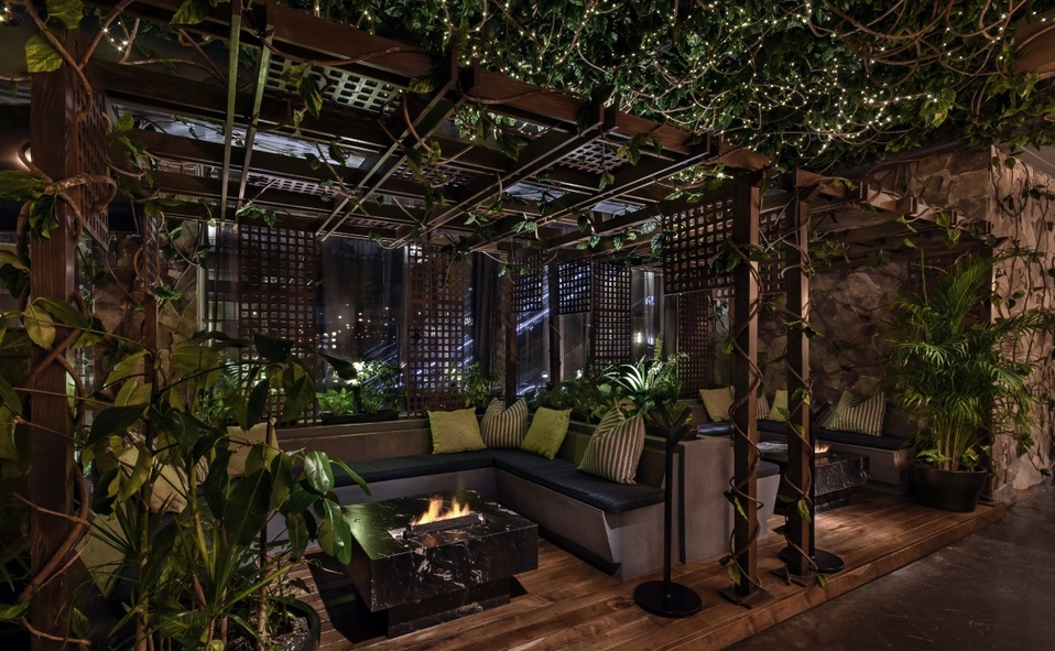 Se diseñó una sala lounge con apariencia de jardín y una pequeña fogata de mármol.