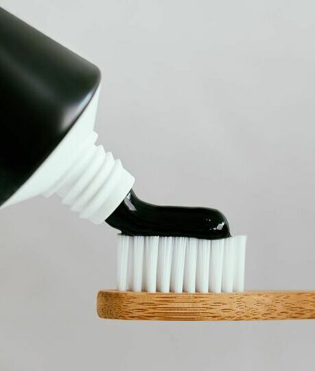 Aprende a preparar tu propia pasta dental casera con carbón activado.