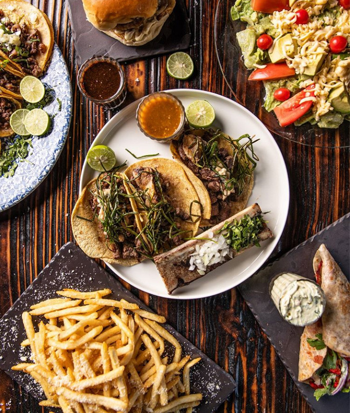 Gallo 71, sus increíbles cortes de carne, sus famosos tacos de trompo y hasta su Sangría 71, son tan solo algunas de las delicias que ofrecen.