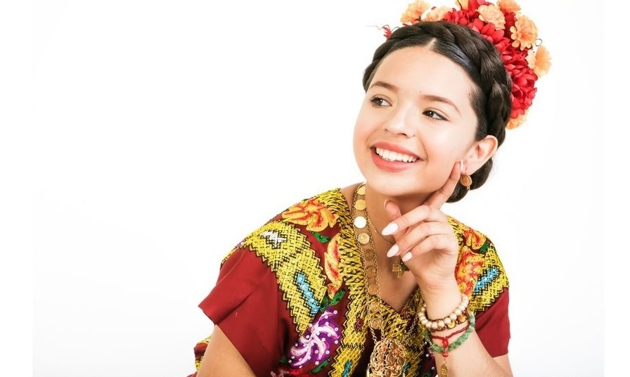 A los 15 años, lanzó su primer álbum en solitario, "Primero soy mexicana"