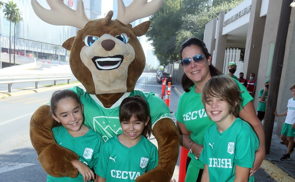 Andrea Zubiría, Paula Zubiría, Juan José Zubiría y Pamela Garza de Zubiría