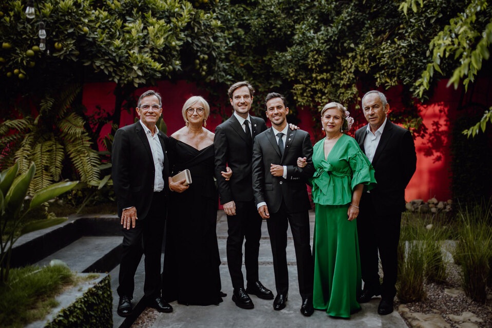 Elías y Baptiste junto a sus padres
