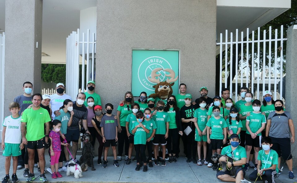 Padres de familia y alumnos junto a la mascota Elk