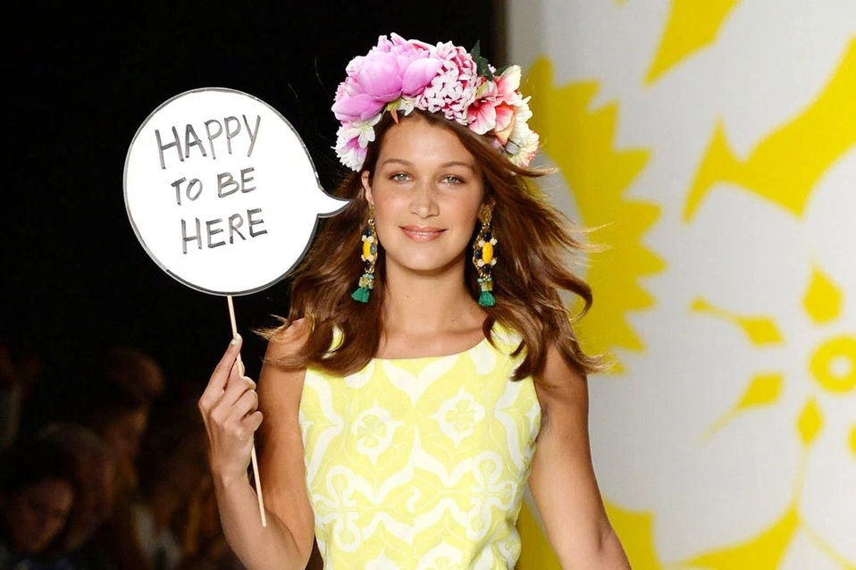 A los 18 firmó con una agencia de modelos e hizo su debut en pasarelas en el New York Fashion Week