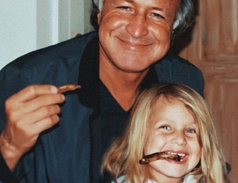 Su hermana mayor es Gigi Hadid, quien es 2 años mayor que ella