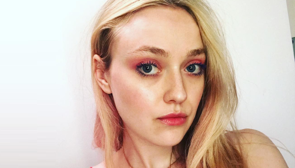 Dakota Fanning posa en lencería rosa ¡en contra el cáncer de mama! (Foto: Instagram)
